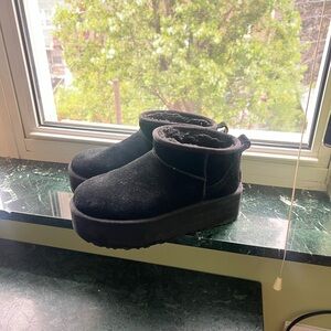 UGG platform mini Black Boots